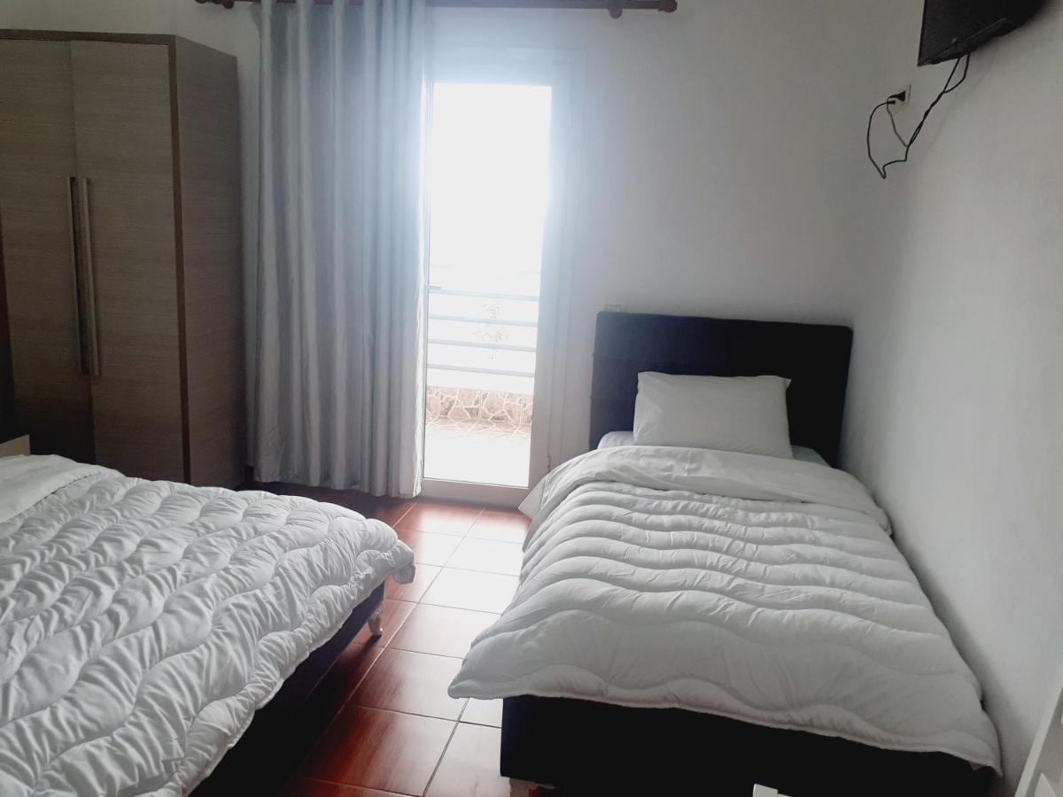 Anxhelos Hotel Himare Eksteriør bilde