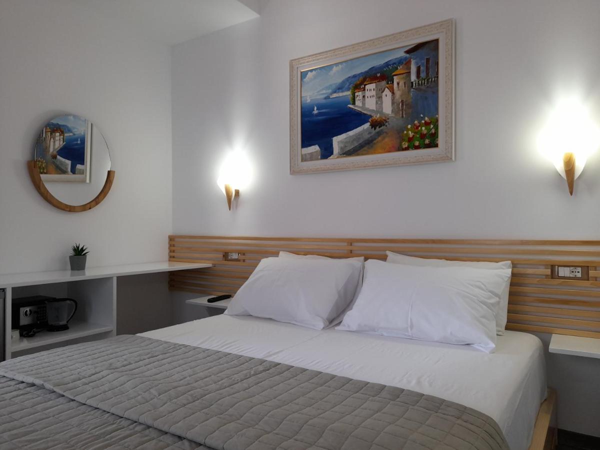 Anxhelos Hotel Himare Eksteriør bilde