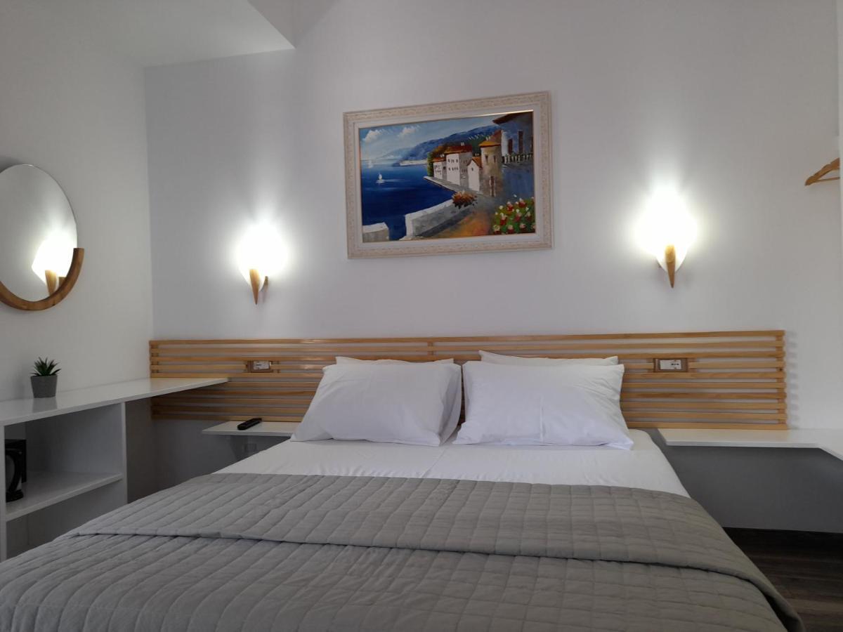 Anxhelos Hotel Himare Eksteriør bilde