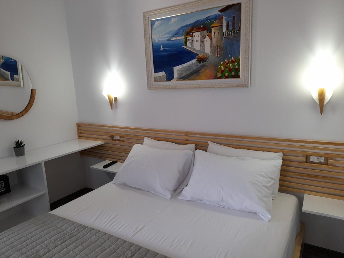 Anxhelos Hotel Himare Eksteriør bilde